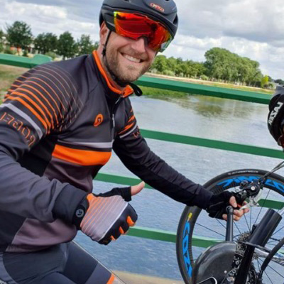 2 mannen op fietsen zijn blij en hebben geen depressie klachten omdat ze bewegen