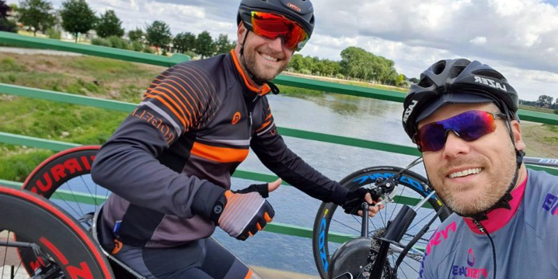 beweging 2 mannen op fietsen zijn blij en hebben geen depressie klachten omdat ze bewegen