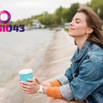 Jonge vrouw heeft geen last meer van stress en rugpijn na tips van de fysio