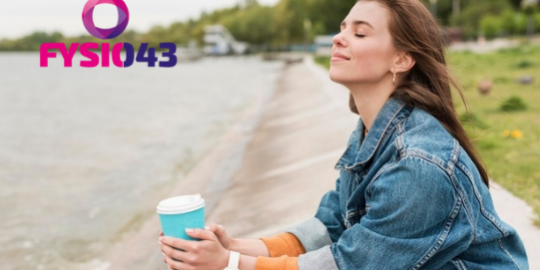 Stress en rugpijn Jonge vrouw heeft geen last meer van stress en rugpijn na tips van de fysio