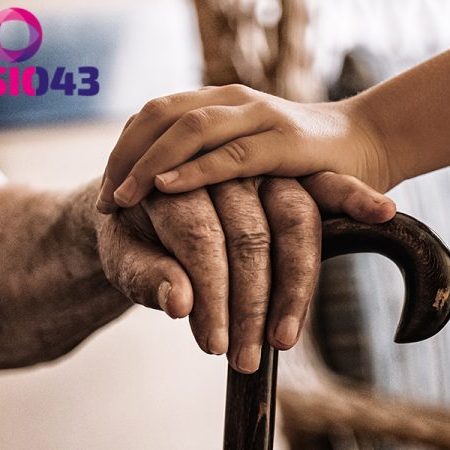 Oude man leunt met zijn hand op een wandelstok vanwege zijn osteoporose