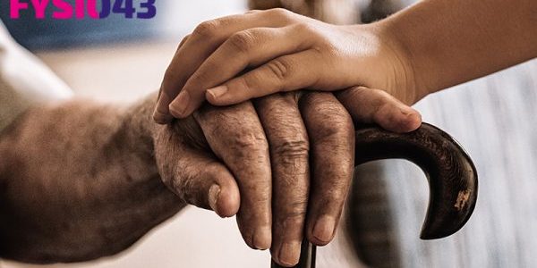 Osteoporose Oude man leunt met zijn hand op een wandelstok vanwege zijn osteoporose