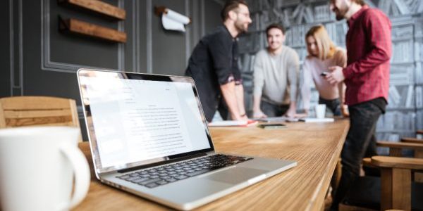is zitten echt zo ongezond – tarieven collega's staan tijdens hun overleg omdat zitten ongezond is terwijl zij de tarieven open hebben staan op kantoor