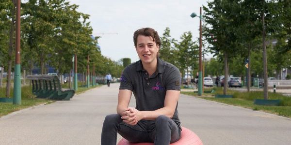 Fysio043 – Luc Stassen Fysiotherapeut Luc Stassen zit op een rode oefenbal met een kettlebel naast hem in Maastricht.