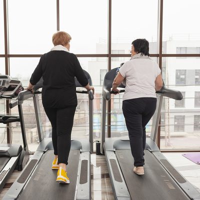 Vrouwen op loopband voorkomen etalagebenen met fysiotherapie