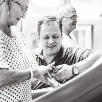 Vrouw bij fysio voldoet aan beweegrichtlijnen