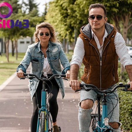 Jonge mensen fietsen om hun gezondheid op peil te houden tijdens de fietsdag