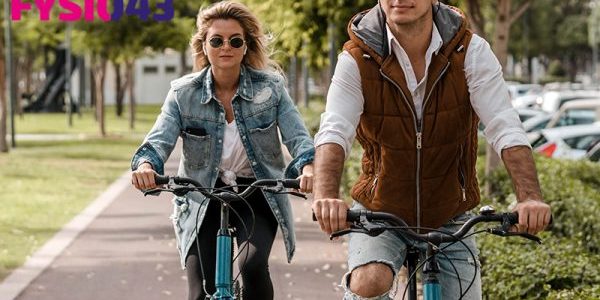 Fietsdag Jonge mensen fietsen om hun gezondheid op peil te houden tijdens de fietsdag