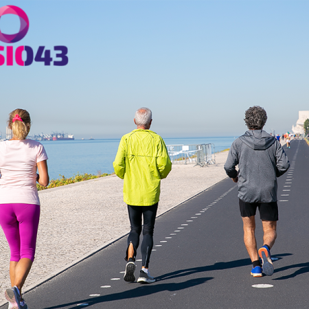 Mensen zijn aan het joggen langs het water en zijn door de fysiotherapeut behandeld aan hun frozen shoulder