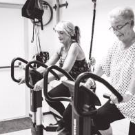 2 vrouwen op een fiets omdat zij fysiotherapie volgen bij een chronische aandoening