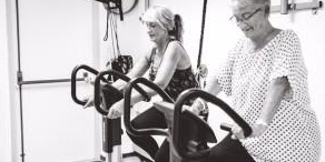 2 vrouwen op een fiets omdat zij fysiotherapie volgen bij een chronische aandoening