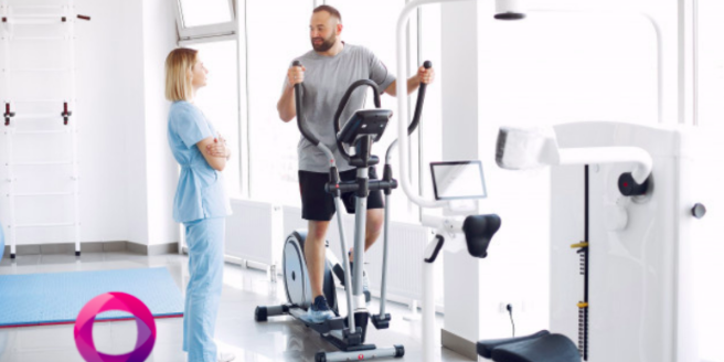 Trainen bij diabetes Man met diabetes is aan het trainen met de checklist voor mensen met diabetes