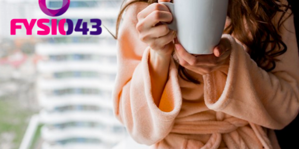 Nekpijn en schouderklachten bij kou Vrouw drinkt warme drank omdat ze last heeft van nekpijn en schouderklachten bij kou
