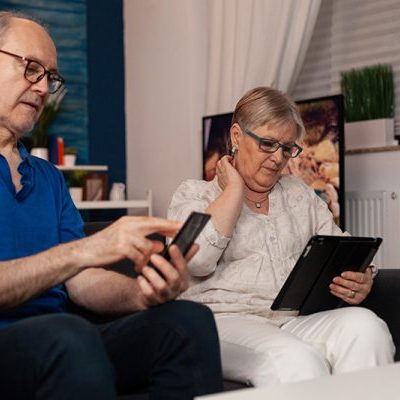 Ouder koppel heeft geen last van smartphone nekpijn na het lezen van tips van fysio043