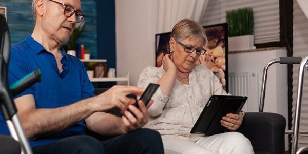 Smartphone nekpijn Ouder koppel heeft geen last van smartphone nekpijn na het lezen van tips van fysio043