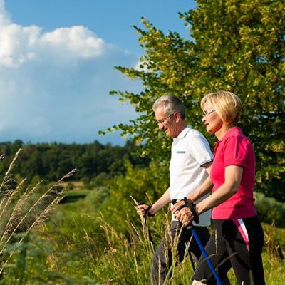 Ouder koppel wandelt in de natuur en zijn aan het sporten met artrose