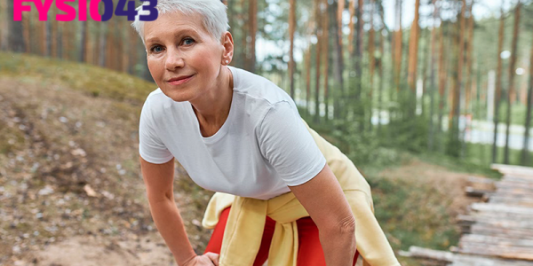 COPD Vrouw wandelt in bos met COPD