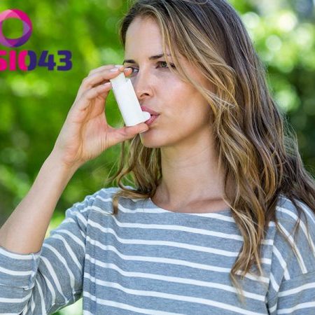 vrouw gebruikt astma inhaler voor meer lucht