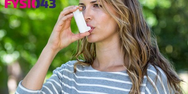 Astma vrouw gebruikt astma inhaler voor meer lucht