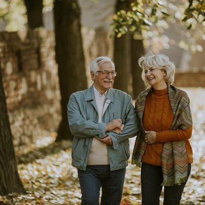 Ouder koppel loopt door bos en heeft geen last meer van ischias