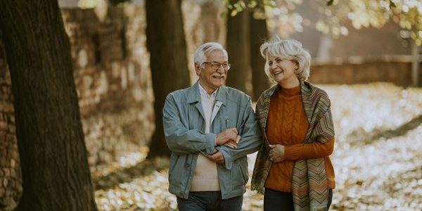 Ischias Ouder koppel loopt door bos en heeft geen last meer van ischias