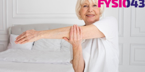 Spierverlies sarcopenie vrouw doet stretchoefening die haar helpt om spierverlies sarcopenie te voorkomen