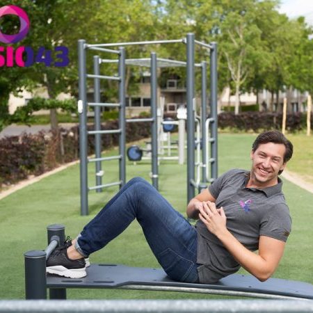 Man is aan het sporten met oefeningen voor zijn buikspieren