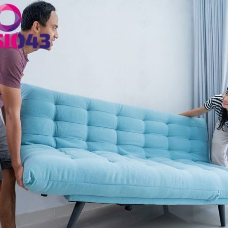 Man en vrouw tillen een bank en gaan door hun rug