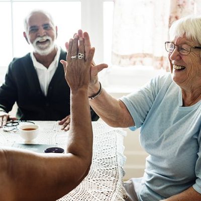 Vrouw met artrose in Maastricht heeft mogelijk meer kans op artrose in andere gewerichten en geeft een high five aan een vriendin