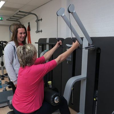 Vrouw met hypermobiliteit wordt geholpen door een fysiotherapeut van Fysio043 Maastricht om oefeningen uit te voeren.