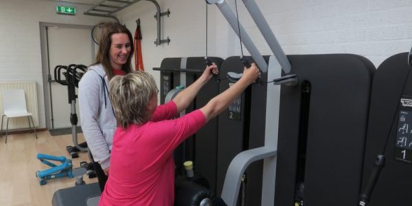 Hypermobiliteit Vrouw met hypermobiliteit wordt geholpen door een fysiotherapeut van Fysio043 Maastricht om oefeningen uit te voeren.