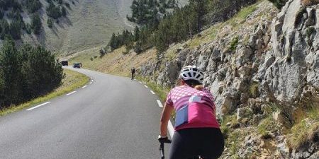 Zadelpijn Vrouwelijke wielrenner fietst met zadelpijn door Frankrijk op een zonnige dag
