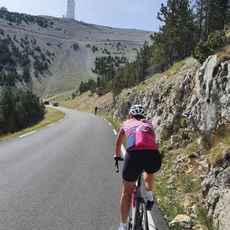 Vrouwelijke wielrenner fietst met zadelpijn door Frankrijk op een zonnige dag