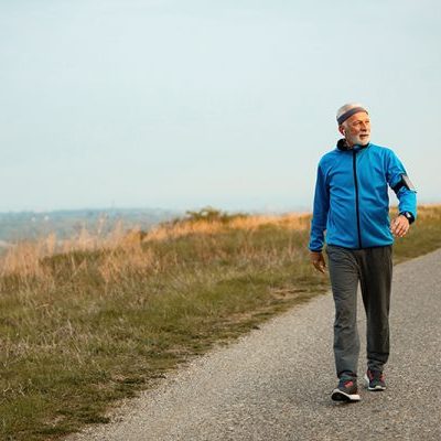 Peter loopt in zijn blauwe jas in Maastricht en doet aan Brisk Walking