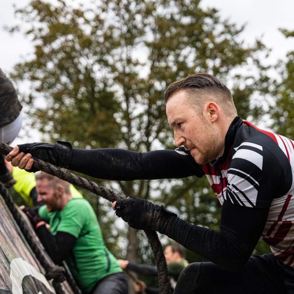 Jongen voorkomt beenblessures door te sporten