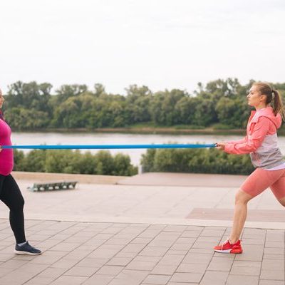 Vrouw heeft problemen met haar gewrichten en probeert af te vallen in haar sportkleding