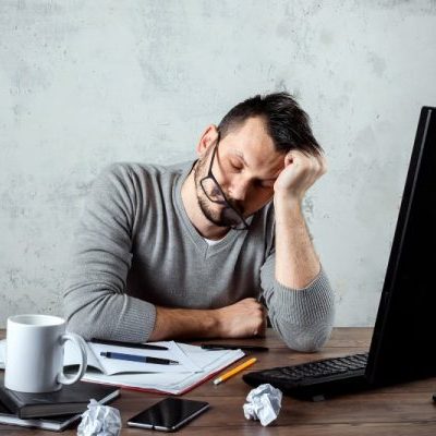 Man heeft last van een burn-out tijdens het werk