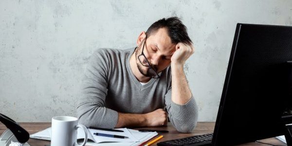 Burn-out Man heeft last van een burn-out tijdens het werk