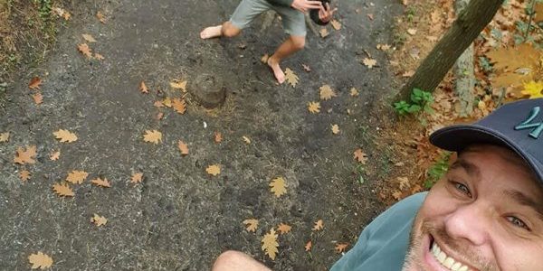 Herfstdip Twee mannen voorkomen de herfstdip door buiten actief bezig te zijn in het bos