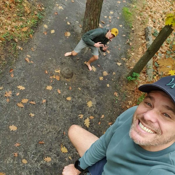Twee mannen voorkomen de herfstdip door buiten actief bezig te zijn in het bos