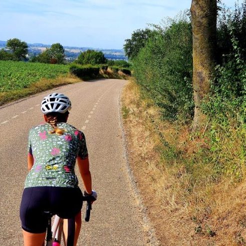 Vrouw werkt aan haar goede voornemens door te fietsen