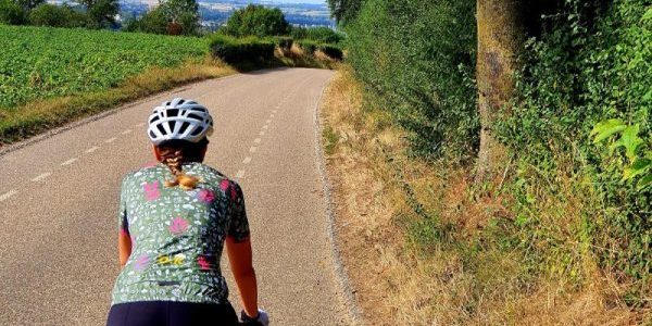 Goede voornemens Vrouw werkt aan haar goede voornemens door te fietsen
