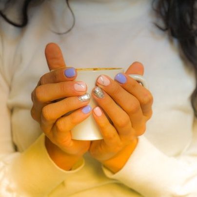 Mevrouw houd warme kop vast tegen stijve spieren