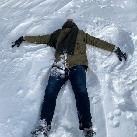 Man maakt engeltje in de sneeuw, hij voorkomt blessures bij wintersport