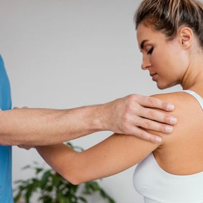 Vrouw wordt geholpen aan haar slijmbeursontsteking door de fysiotherapeut bij schouderklachten