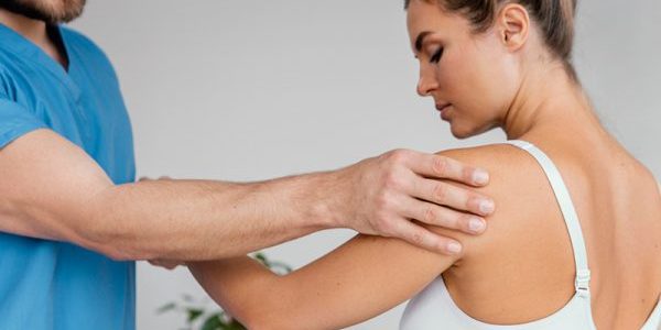 Slijmbeursontsteking Vrouw wordt geholpen aan haar slijmbeursontsteking door de fysiotherapeut bij schouderklachten