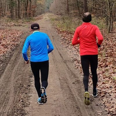 Hardlopers zonder scheenbeenklachten rennend door het bos