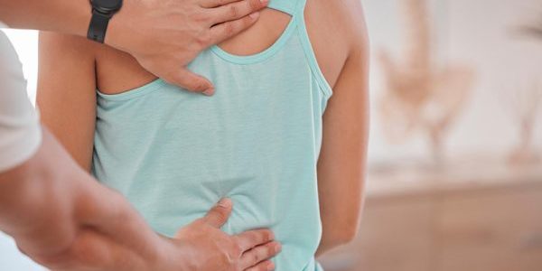 Scoliose Fysiotherapeut kijkt naar de scoliose van zijn klant