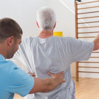 man last van een hernia wordt behandeld door middel van fysiotherapie