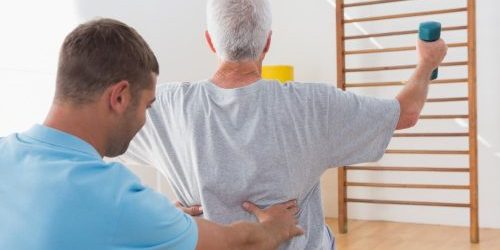 Hernia man last van een hernia wordt behandeld door middel van fysiotherapie